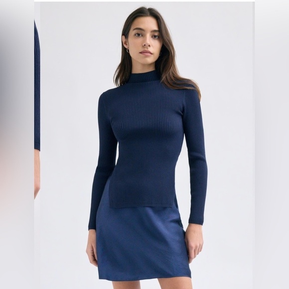 Aritzia Babaton
Slip Mini Skirt - Picture 2 of 8